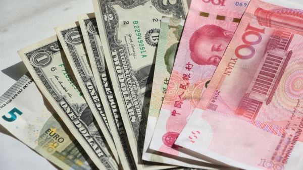 <br />
                    Эксперты заявили о снижении курса доллара, евро и юаня в мае<br />
                