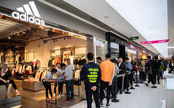 Назван возможный срок открытия магазинов Adidas в РФ