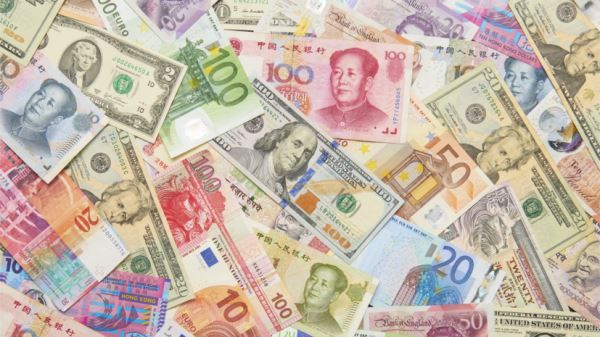 С оглядкой на нефть и ситуацию в экономике: эксперты спрогнозировали снижение курсов доллара, евро и юаня по итогам мая
