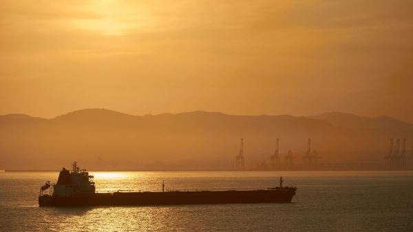<br />
                    Власти ЕС призвали запретить доступ в порты для судов, обходящих нефтяные санкции против РФ<br />
                
